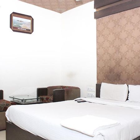 Hotel Galaxy Allahabad Esterno foto