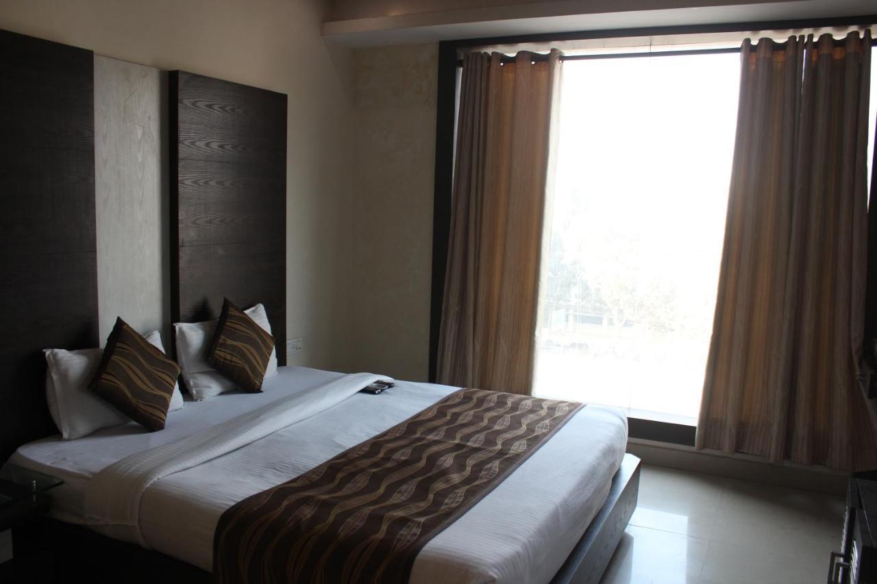 Hotel Galaxy Allahabad Esterno foto